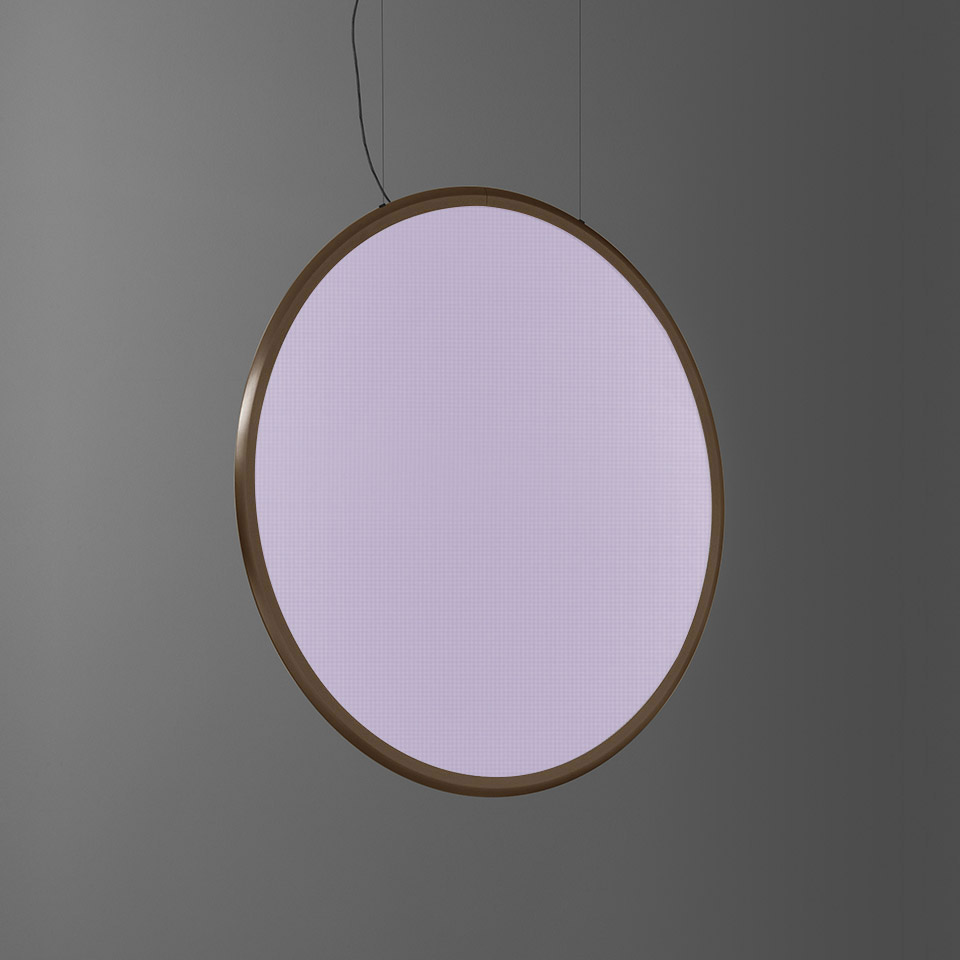 Lampada a sospensione Artemide Discovery: grande disco circolare con cornice ad anello bronzo che emette luce viola-rosa tenue, sospesa da sottile cavo
