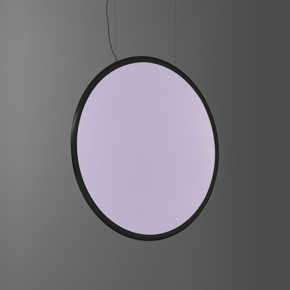 Lampada a sospensione Artemide Discovery Vertical: grande diffusore ovale che emette luce viola tenue, sospeso da cavo nero con cornice circolare scura