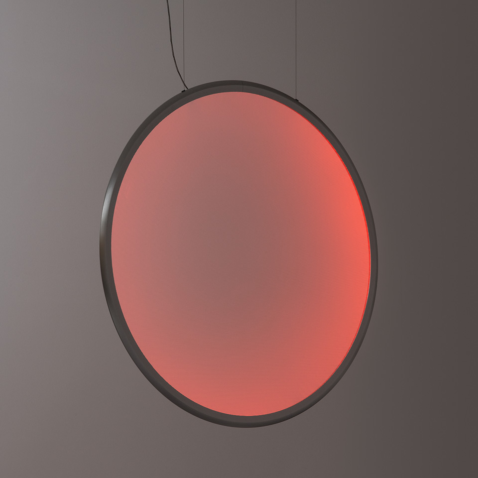 Lampada a sospensione Artemide Discovery: grande disco circolare che emette luce rossa calda, cornice in metallo scuro, sospesa da un cavo nero - 2
