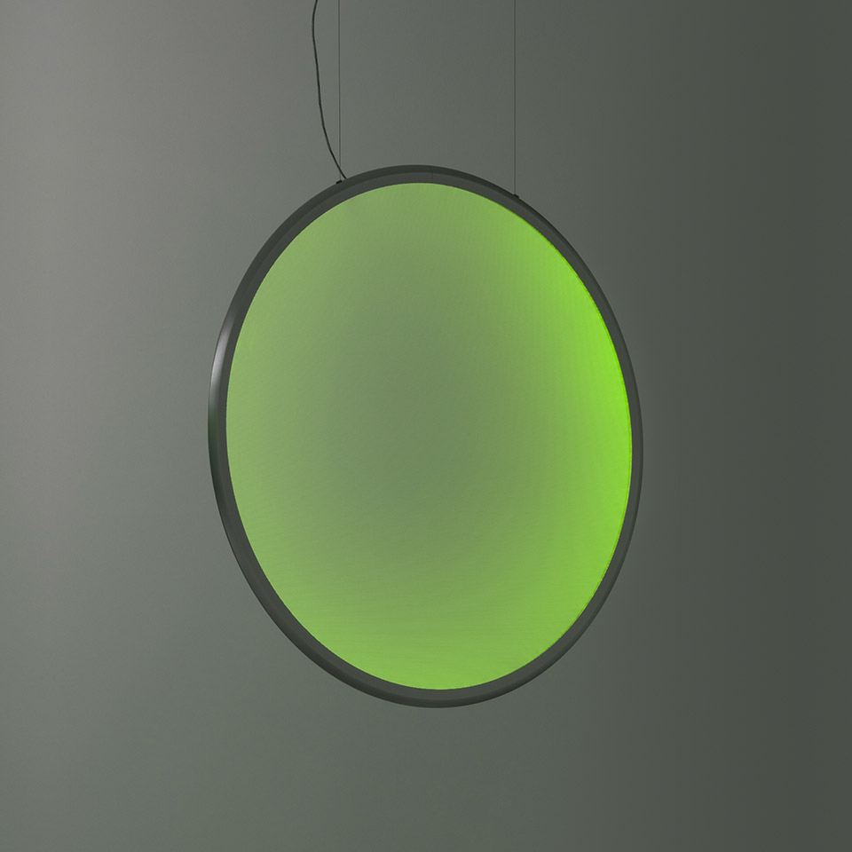 Lampada a sospensione Artemide Discovery: grande disco circolare che emette luce verde vibrante, cornice in metallo scuro, sospesa da sottile cavo