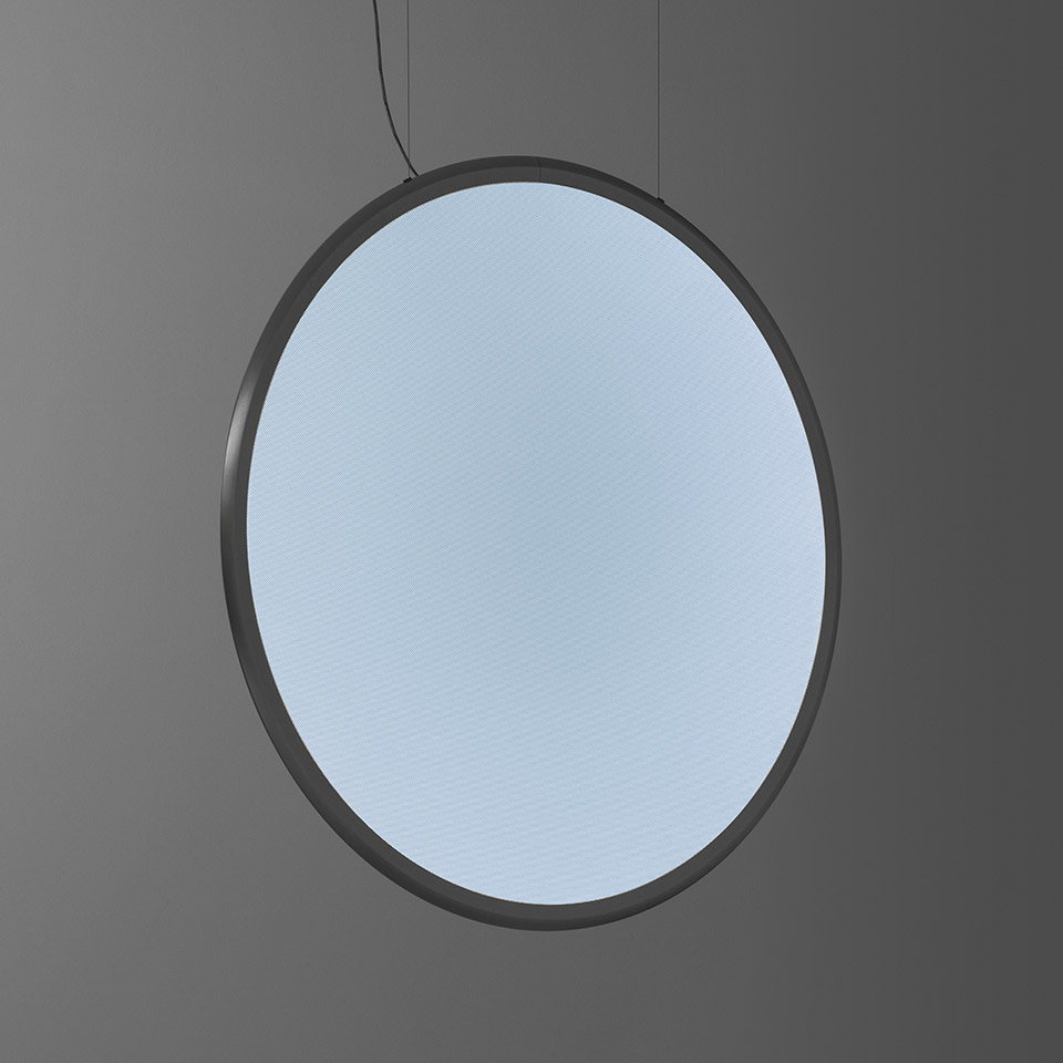 Lampada a sospensione Artemide Discovery: grande diffusore circolare con luce bianco-azzurra, cornice in metallo scuro, sospesa da sottili cavi