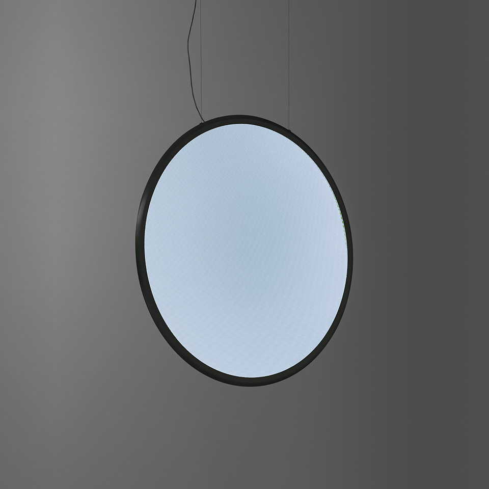 Lampada a sospensione Artemide Discovery: grande disco circolare con cornice nera che emette luce diffusa bianco-azzurra, sospesa da sottile cavo