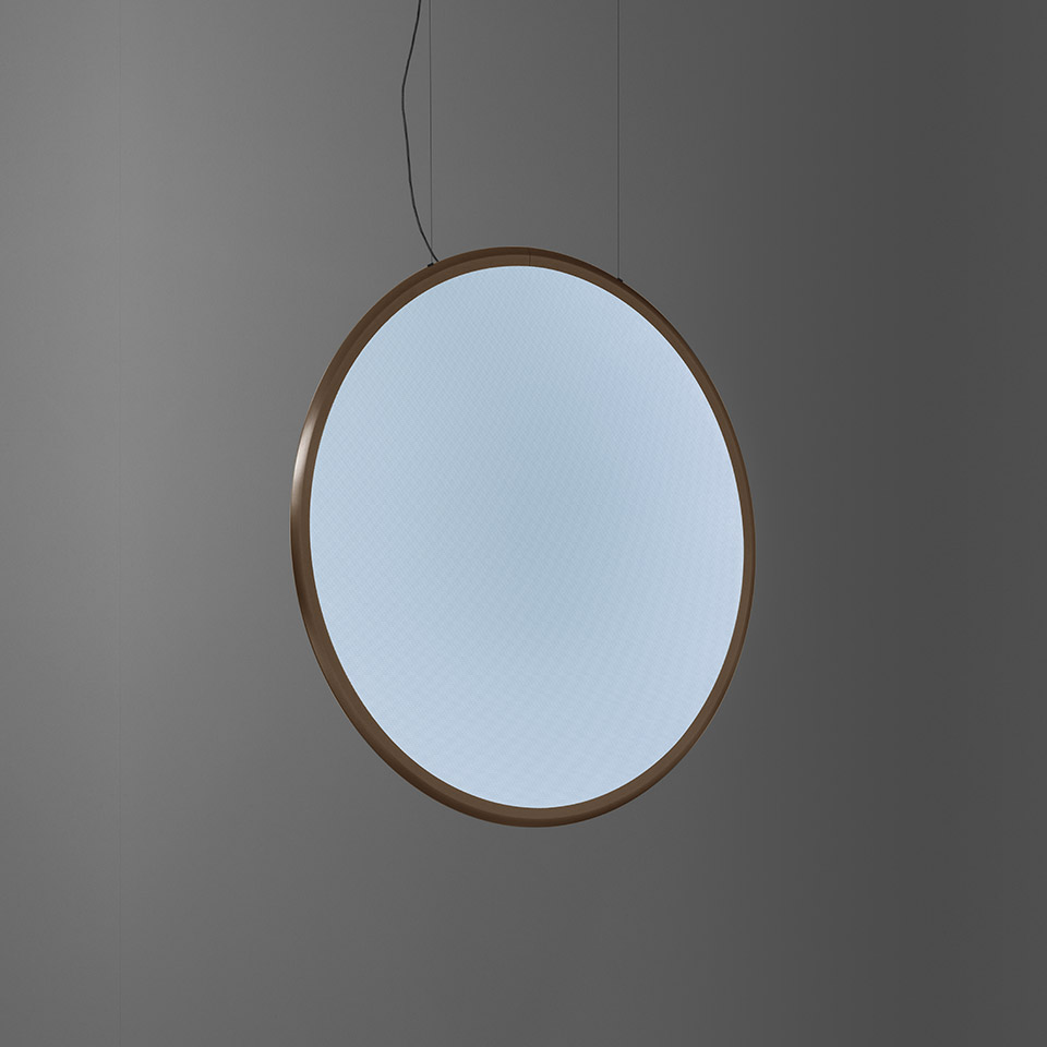 Lampada a sospensione Artemide Discovery: grande disco circolare con cornice bronzo e diffusore bianco opale, sospesa da un sottile cavo nero