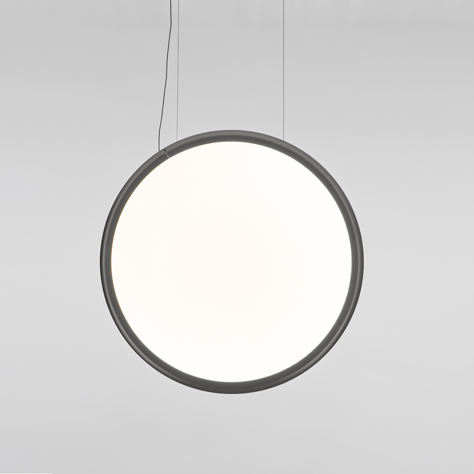 Lampada a sospensione Artemide Discovery: grande diffusore circolare con superficie opalina bianca e cornice grigio scuro, sospesa da sottili cavi - 2