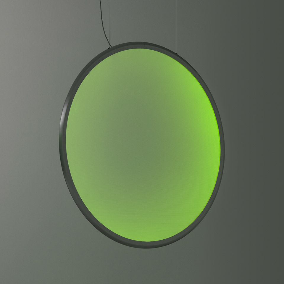Lampada a sospensione Artemide Discovery: grande disco circolare che emette luce sfumata verde vibrante, sospesa da sottili cavi con cornice in metallo scuro