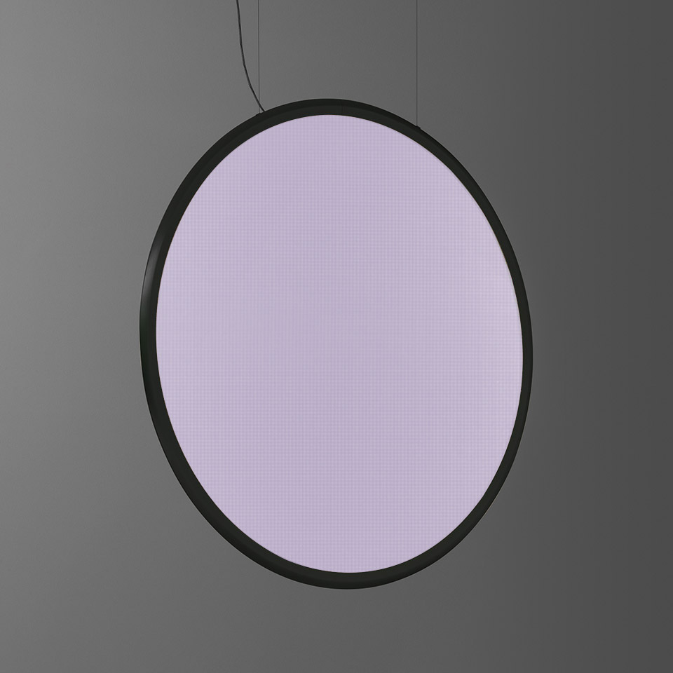 Lampada a sospensione Artemide Discovery Vertical: grande diffusore LED circolare che emette luce viola tenue, sospeso da cavi neri con cornice scura
