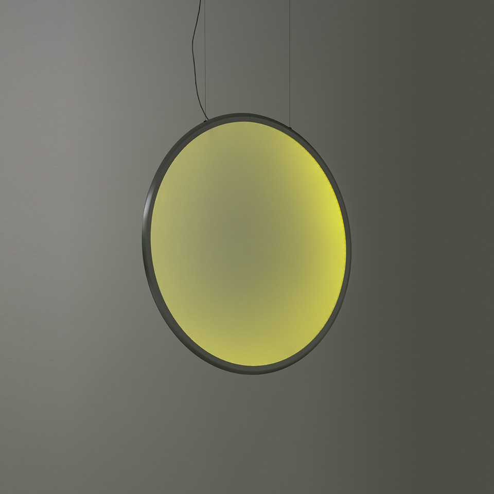 Lampada a sospensione Artemide Discovery: grande disco circolare che emette luce sfumata giallo-verde, cornice in metallo scuro, sospesa da cavo nero - 2