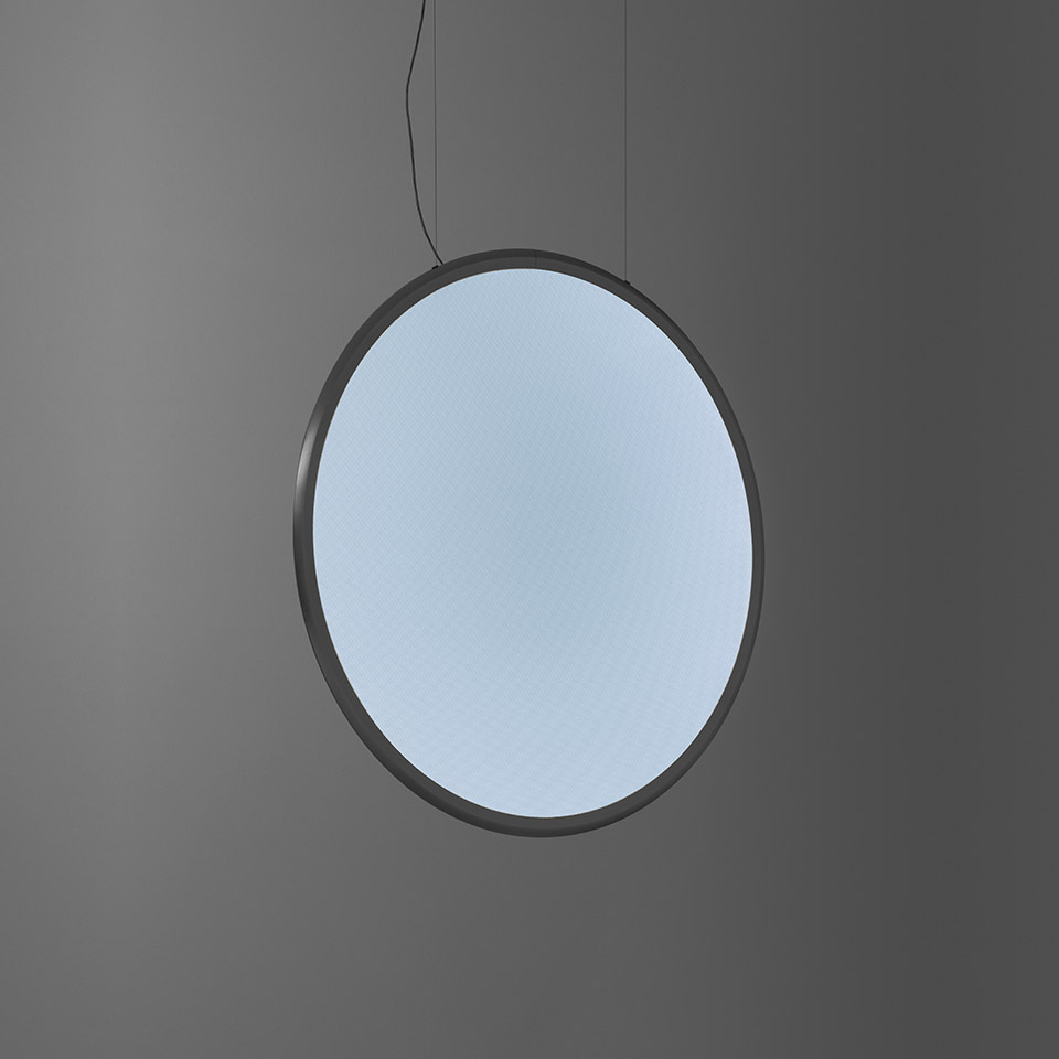 Lampada a sospensione Artemide Discovery: grande disco circolare con cornice scura che emette luce bianco-blu uniforme e diffusa, sospesa da sottile cavo