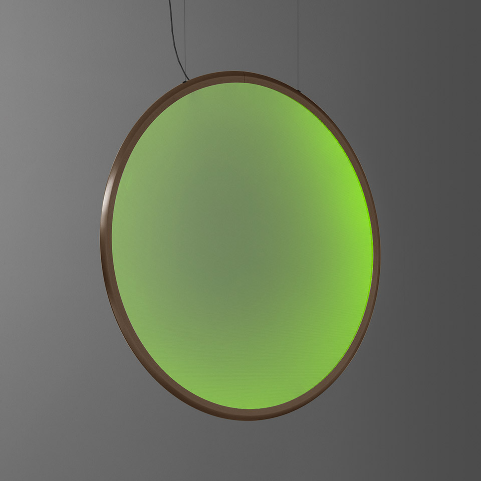 Lampada a sospensione Artemide Discovery: grande disco circolare con cornice bronzo che emette luce verde vibrante, sospesa da sottili cavi