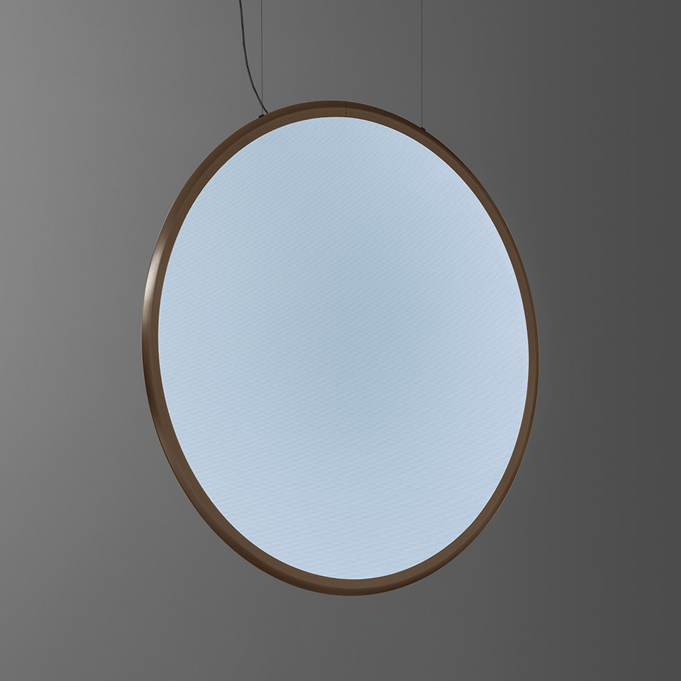 Lampada a sospensione Artemide Discovery: grande diffusore circolare con luce bianco-azzurra racchiusa in un sottile anello metallico bronzo, sospesa da cavi