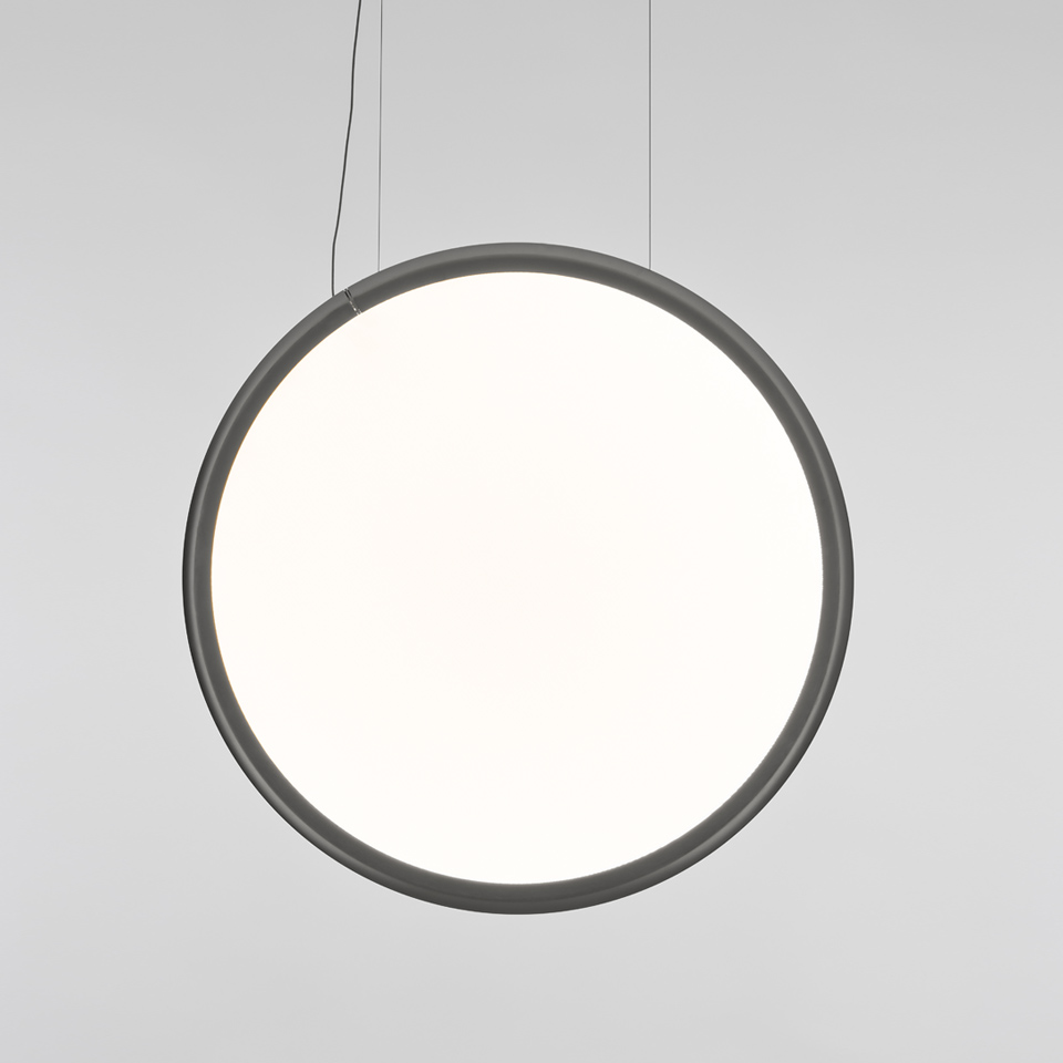 Lampada a sospensione Artemide Discovery: grande diffusore circolare con superficie opalina bianca e cornice grigio scuro, sospesa da sottili cavi - 2