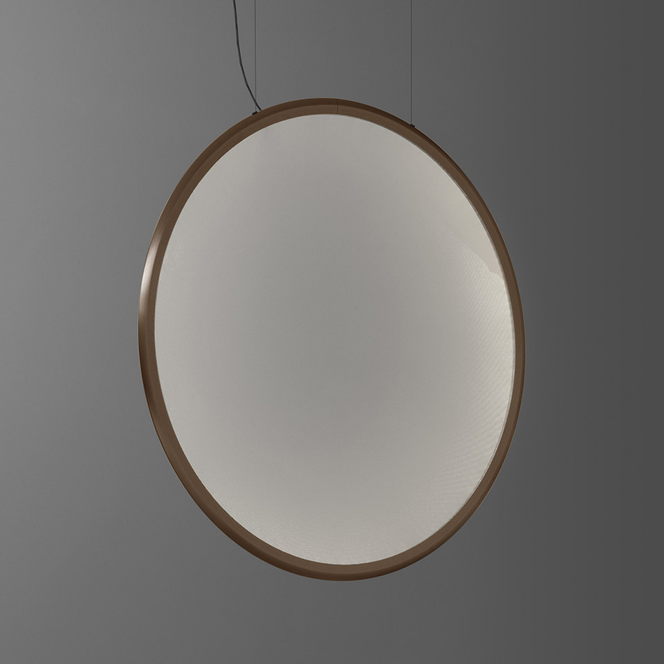 Lampada a sospensione Artemide Discovery: grande disco circolare con cornice ad anello bronzo e diffusore bianco opale, sospesa da sottili cavi - 2
