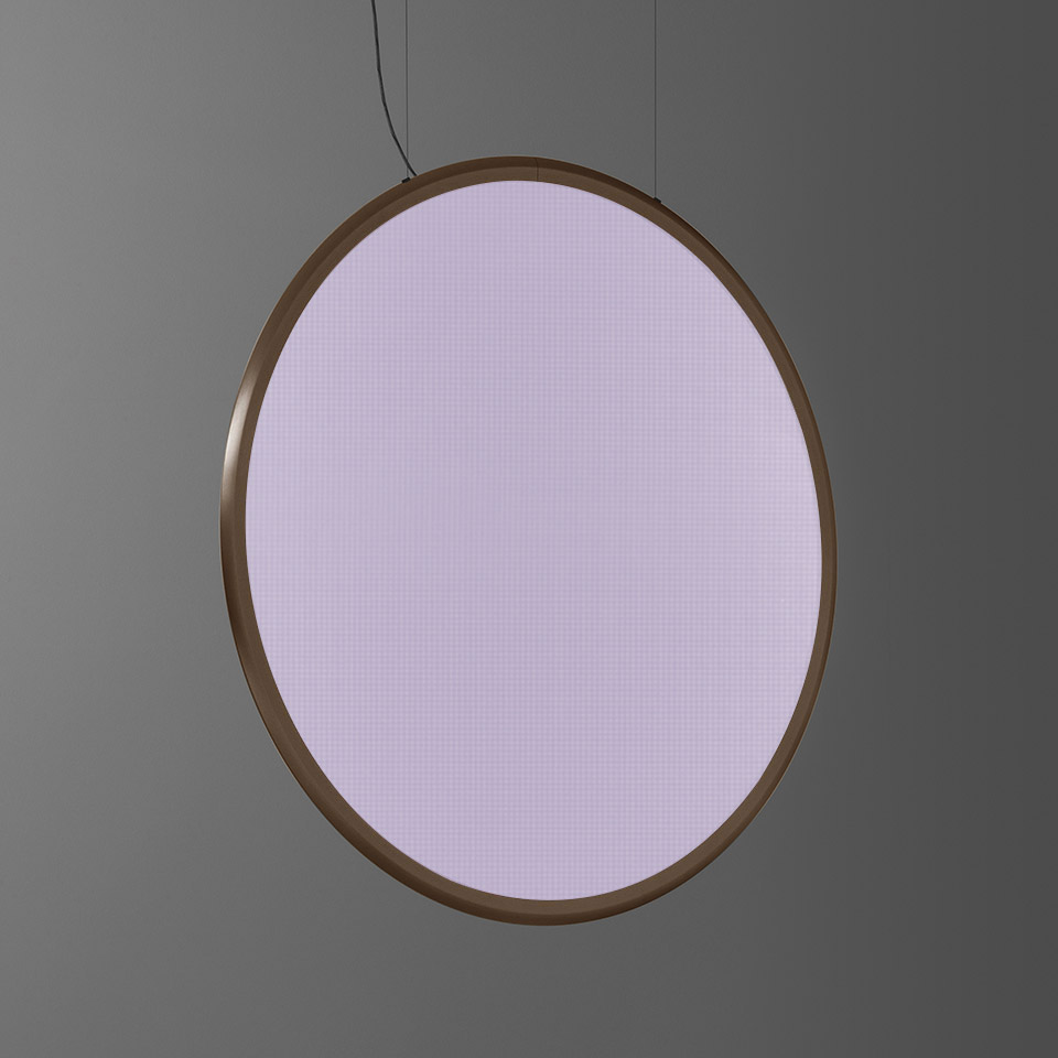 Lampada a sospensione Artemide Discovery Vertical: grande disco LED circolare con luce viola tenue e cornice bronzo, sospesa da sottili cavi