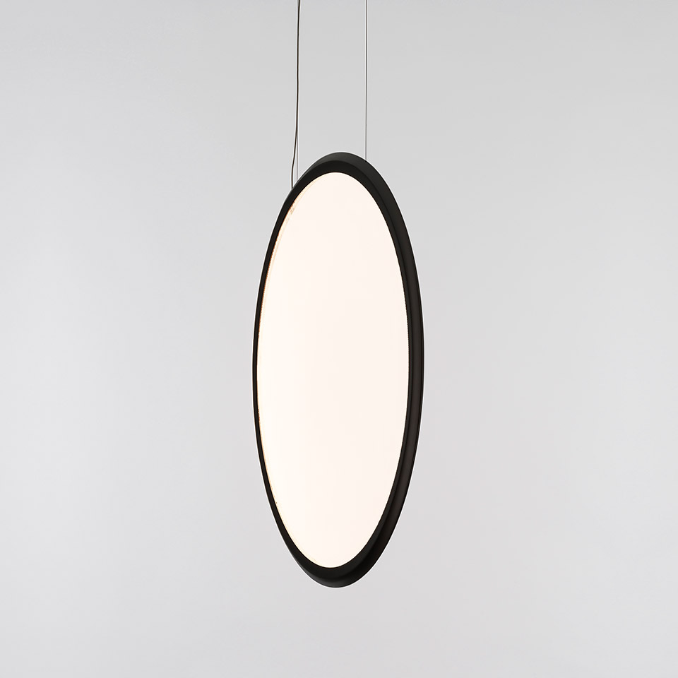 Lampada a sospensione Artemide Discovery Vertical: grande diffusore ovale bianco in sottile cornice nera, sospesa da cavi sottili - 2
