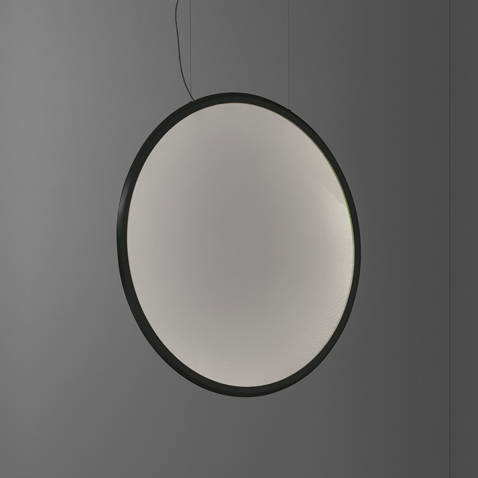 Lampada a sospensione Artemide Discovery: grande disco circolare con cornice scura e diffusore bianco opale, sospesa da sottile cavo nero