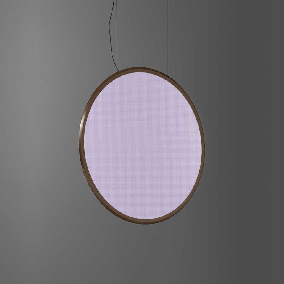 Lampada a sospensione Artemide Discovery Vertical: grande diffusore circolare che emette luce lavanda tenue, sospeso da sottile cavo con cornice bronzo
