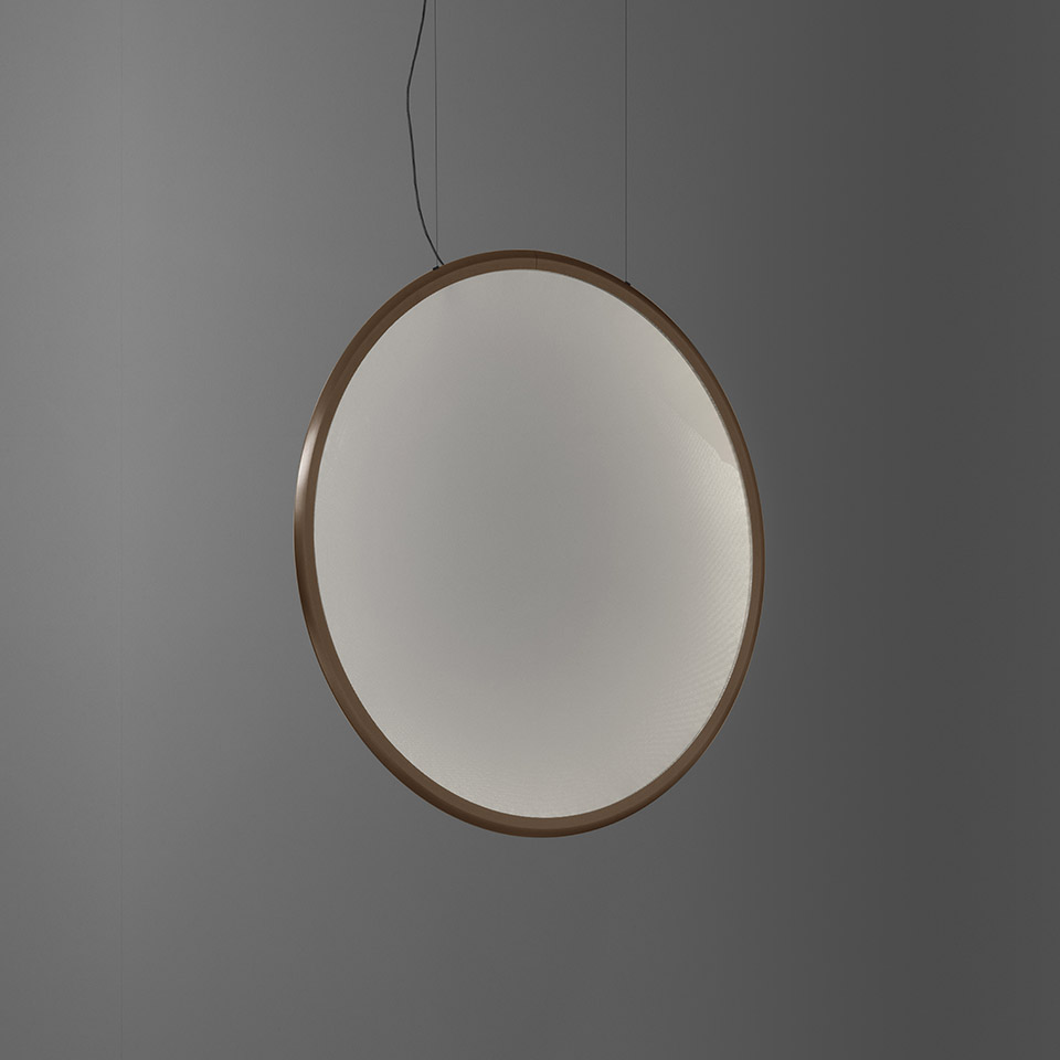 Lampada a sospensione Artemide Discovery: grande diffusore circolare con cornice bronzo caldo, luce bianca uniforme e morbida, sospesa da cavo nero - 2