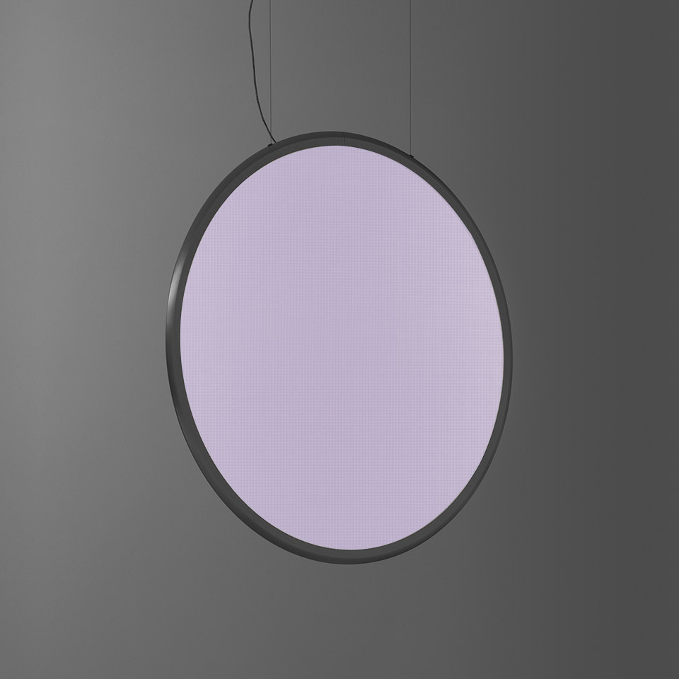 Lampada a sospensione Artemide Discovery: grande disco circolare che emette luce lavanda diffusa, cornice in metallo grigio scuro, sospesa da sottile cavo