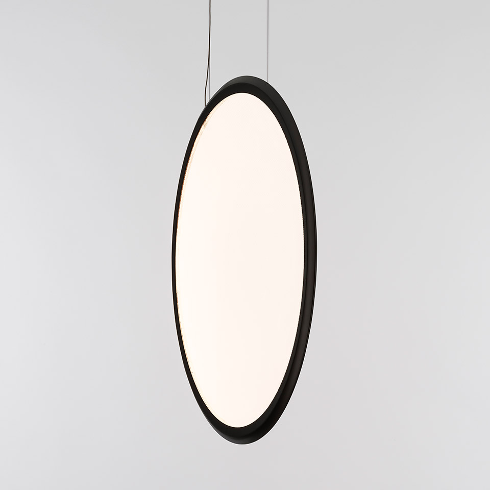 Lampada a sospensione Artemide Discovery Vertical: grande diffusore ovale bianco in sottile cornice nera, sospesa da un cavo sottile - 2