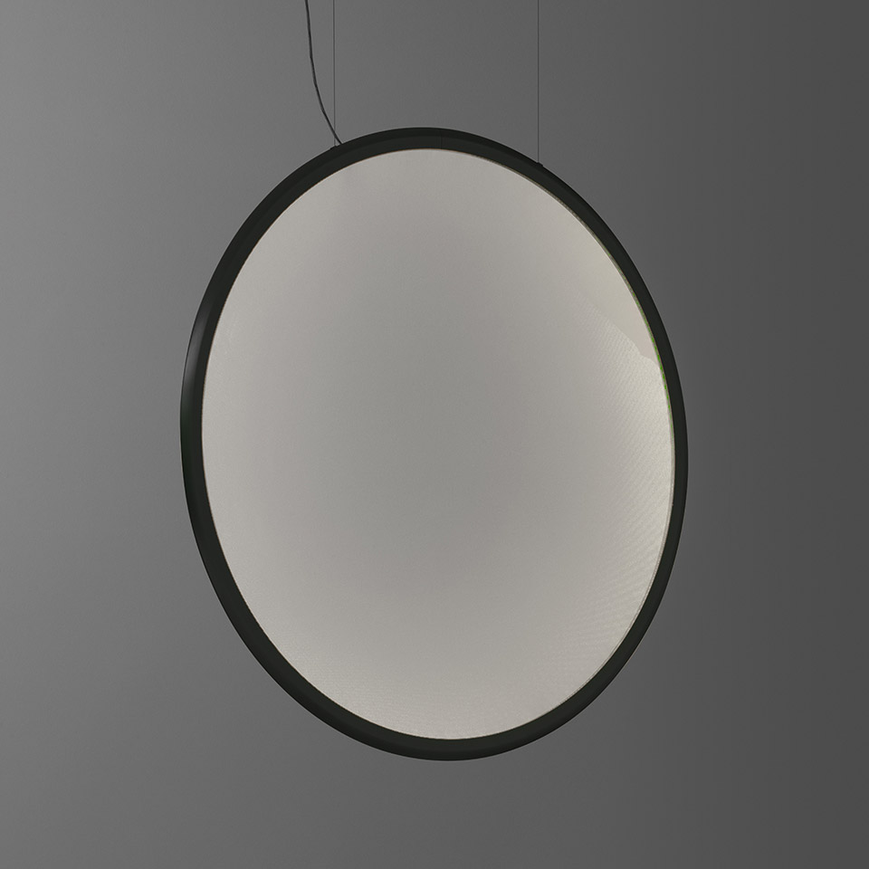 Lampada a sospensione Artemide Discovery: grande cornice circolare nera con diffusore bianco opale, sospesa da sottili cavi, emette luce morbida e uniforme