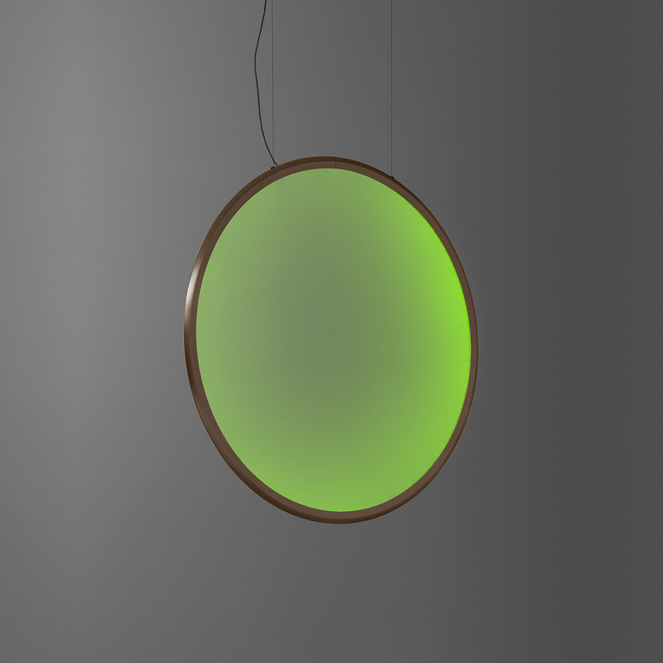 Lampada a sospensione Artemide Discovery: grande disco circolare che emette luce verde vibrante, cornice bronzo, sospesa da sottile cavo nero