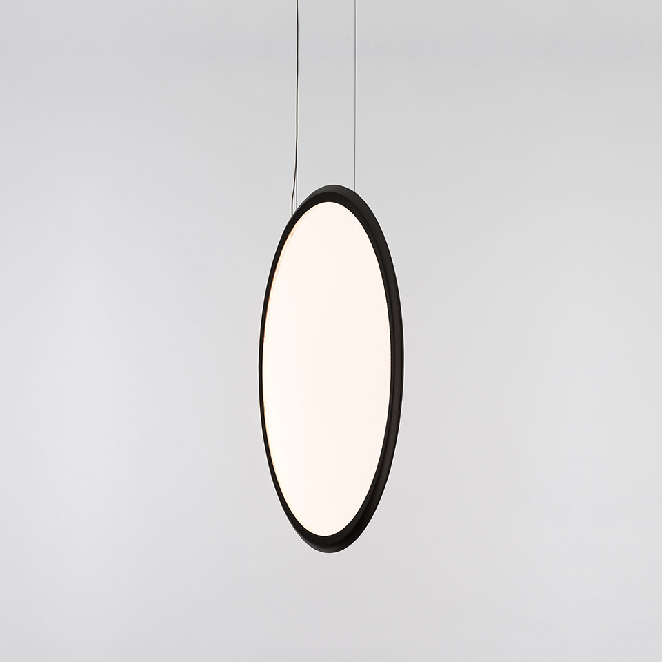 Lampada a sospensione Artemide Discovery Vertical: grande diffusore circolare bianco opale con sottile cornice nera, sospesa da cavi sottili - 2