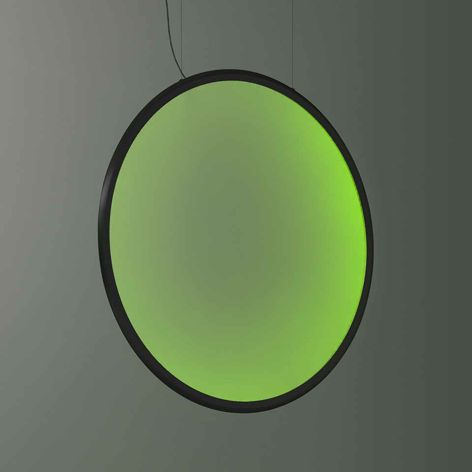 Lampada a sospensione Artemide Discovery Vertical: grande disco circolare che emette luce verde vibrante con gradiente, sospeso da cavi neri con cornice scura