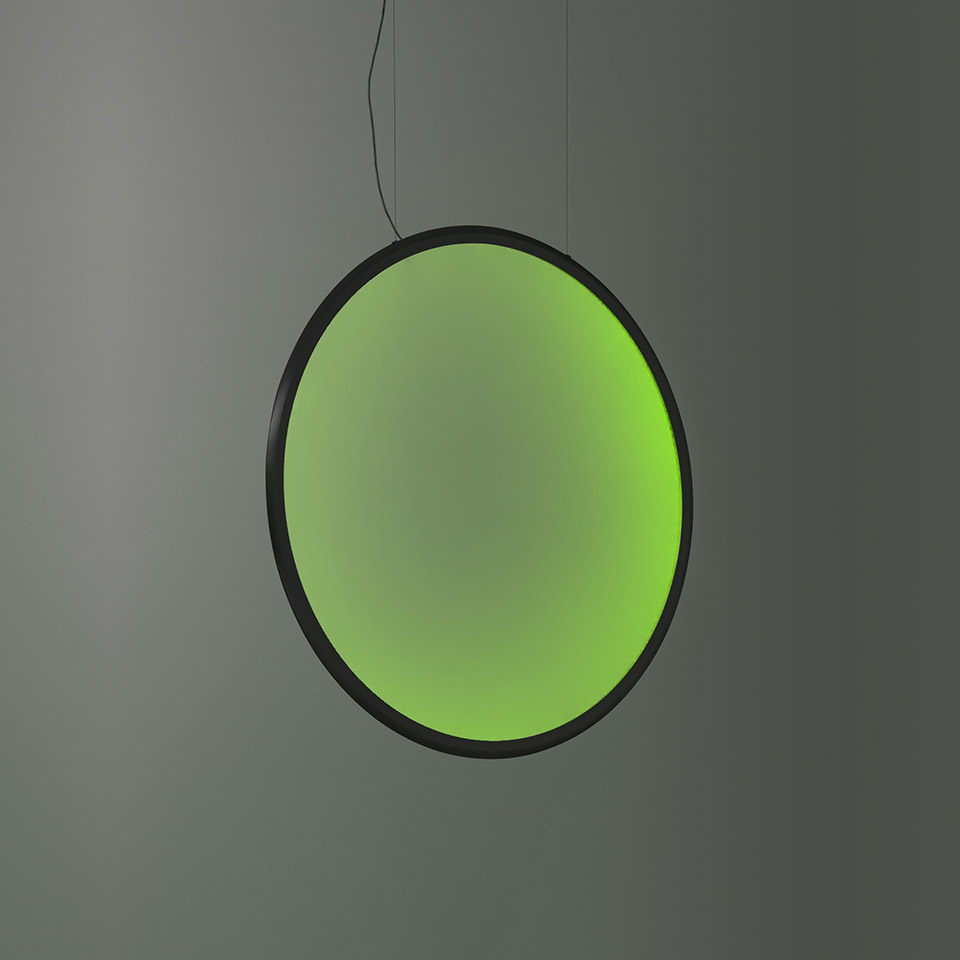 Lampada a sospensione Artemide Discovery: grande disco circolare con cornice nera che emette luce verde vibrante, sospesa da un sottile cavo nero