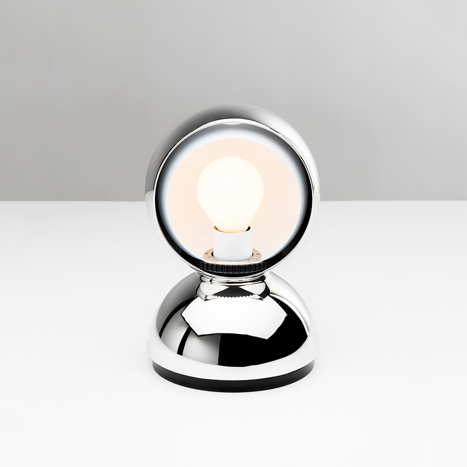Lampada da tavolo Artemide Eclisse in finitura cromata, con diffusore sferico che rivela una lampadina opaca, montata su base arrotondata - 2