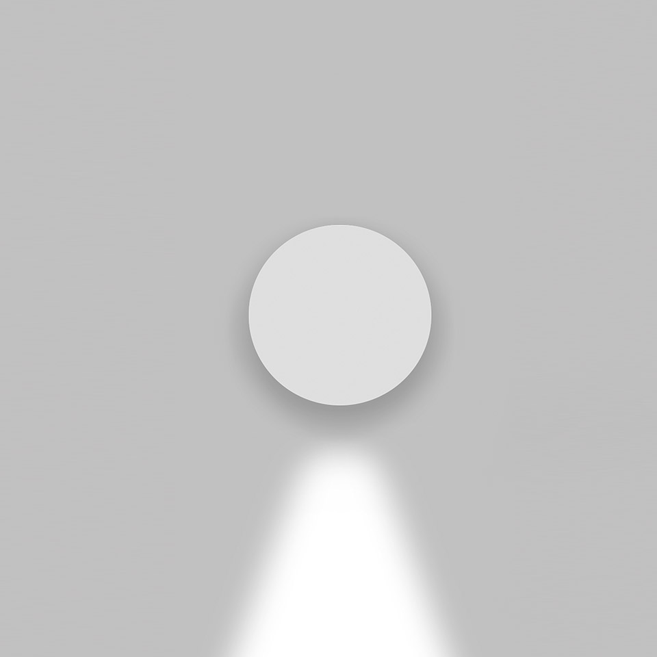 Applique da parete Artemide Effetto, corpo rotondo bianco montato a parete, con fascio di luce direzionale verso il basso