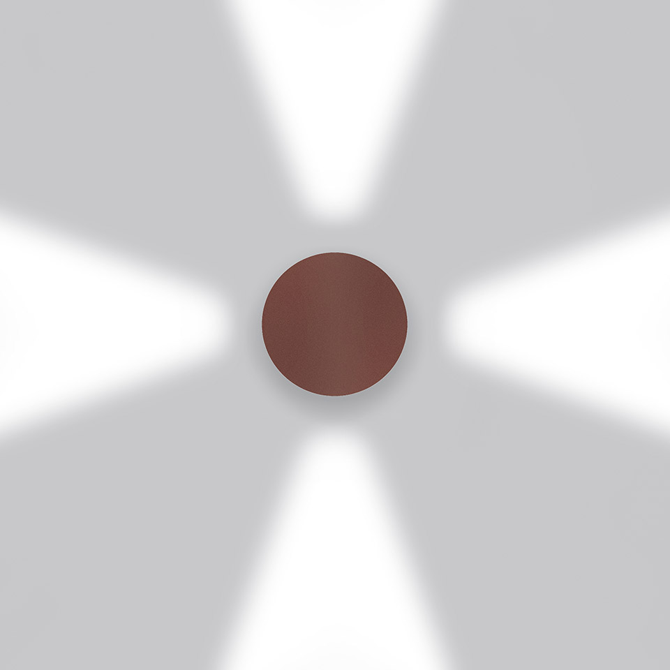 Applique Artemide Effetto color bordeaux, con quattro fasci di luce simmetrici proiettati verso l'alto, il basso e i lati