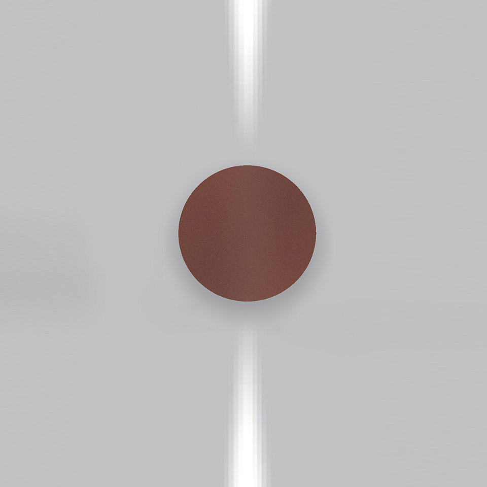 Lampada da parete Artemide Effetto con disco circolare rosso scuro che emette due fasci di luce bianca verticali verso l'alto e il basso