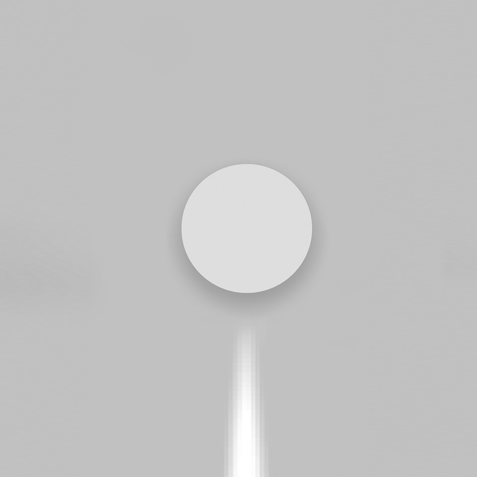 Applique da parete Artemide Effetto: diffusore circolare bianco montato a parete che emette un fascio di luce diretto verso il basso