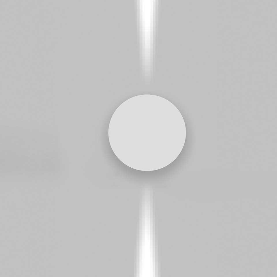 Applique Artemide Effetto con diffusore circolare bianco che emette due fasci di luce verticali verso l'alto e il basso