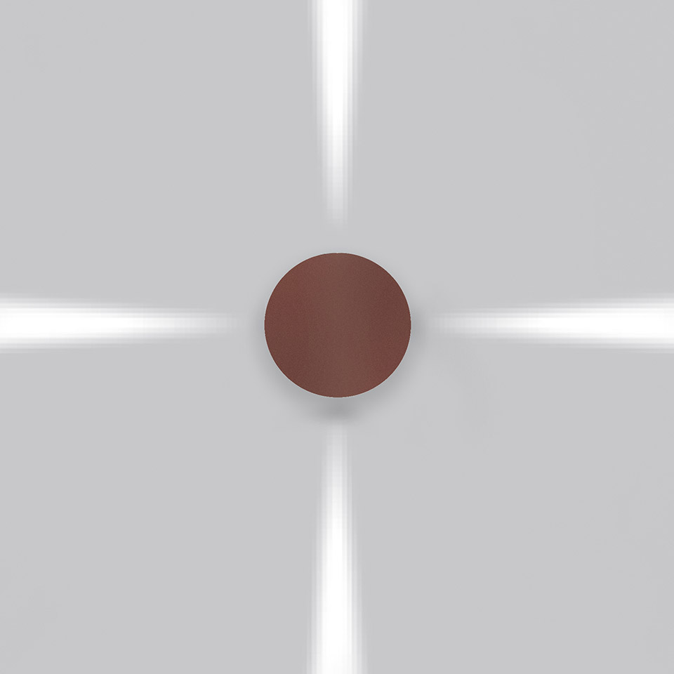Lampada da parete Artemide Effetto con diffusore circolare rosso scuro che emette quattro fasci di luce direzionali verso l'alto, il basso e i lati