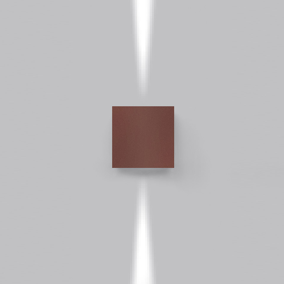 Applique Effetto color ruggine, che emette due sottili fasci di luce bianca verso l'alto e il basso su parete grigia