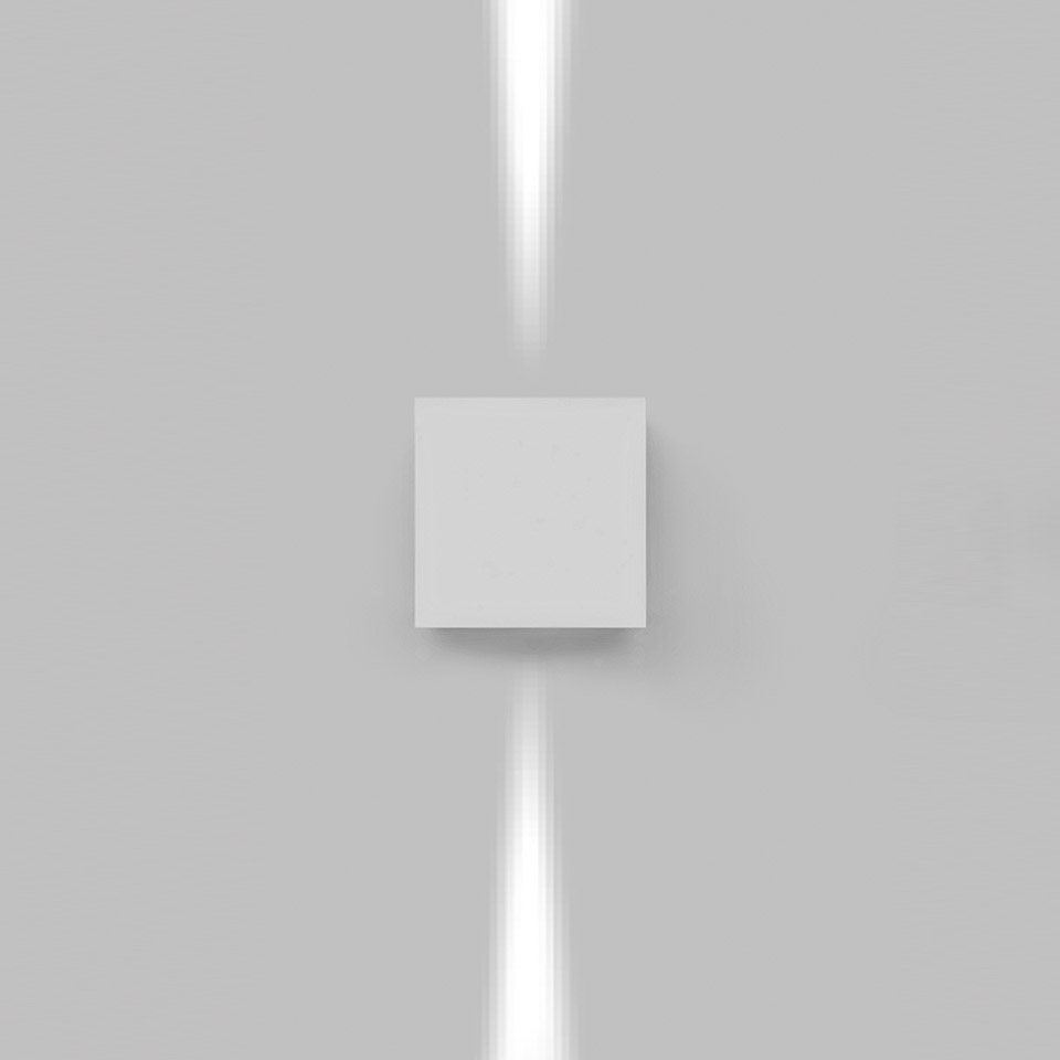 Applique Artemide Effetto, corpo quadrato bianco che emette due fasci di luce verticali e stretti verso l'alto e il basso