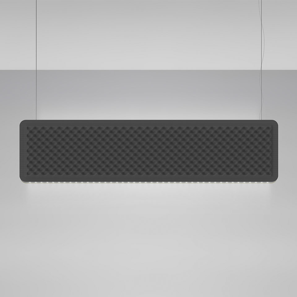 Lampada a sospensione Artemide Eggboard Baffle: pannello rettangolare scuro con texture acustica a nido d'uovo, emette luce indiretta lungo i bordi inferiori