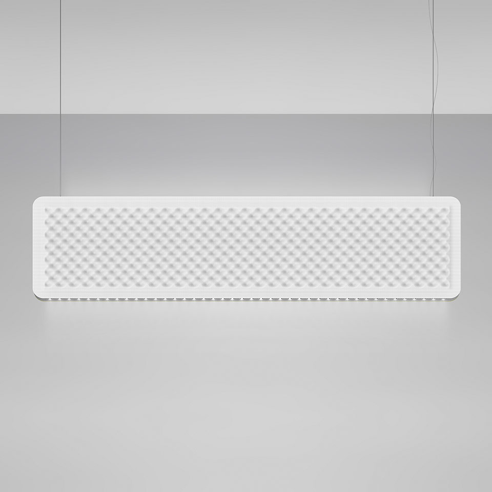 Lampada a sospensione Artemide Eggboard Baffle: diffusore rettangolare bianco con motivo acustico a nido d'uovo, sospesa da due cavi