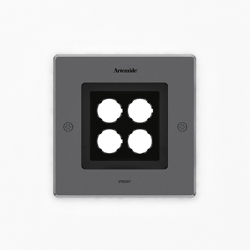 Artemide Ego 150 downlight: segnapasso da incasso quadrato grigio con quattro moduli LED circolari, certificazione IP65/67 per uso esterno