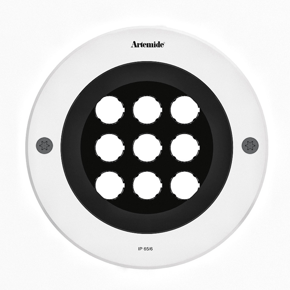 Artemide Ego 220 downlight: apparecchio rotondo bianco con cornice nera che ospita 9 moduli LED in griglia 3x3, certificato IP 65/6