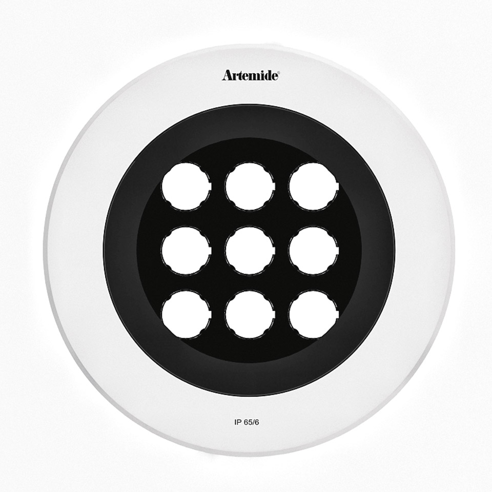 Artemide Ego 220 downlight: apparecchio da incasso rotondo, anello esterno bianco, pannello interno nero con 9 aperture LED circolari, certificazione IP65/6
