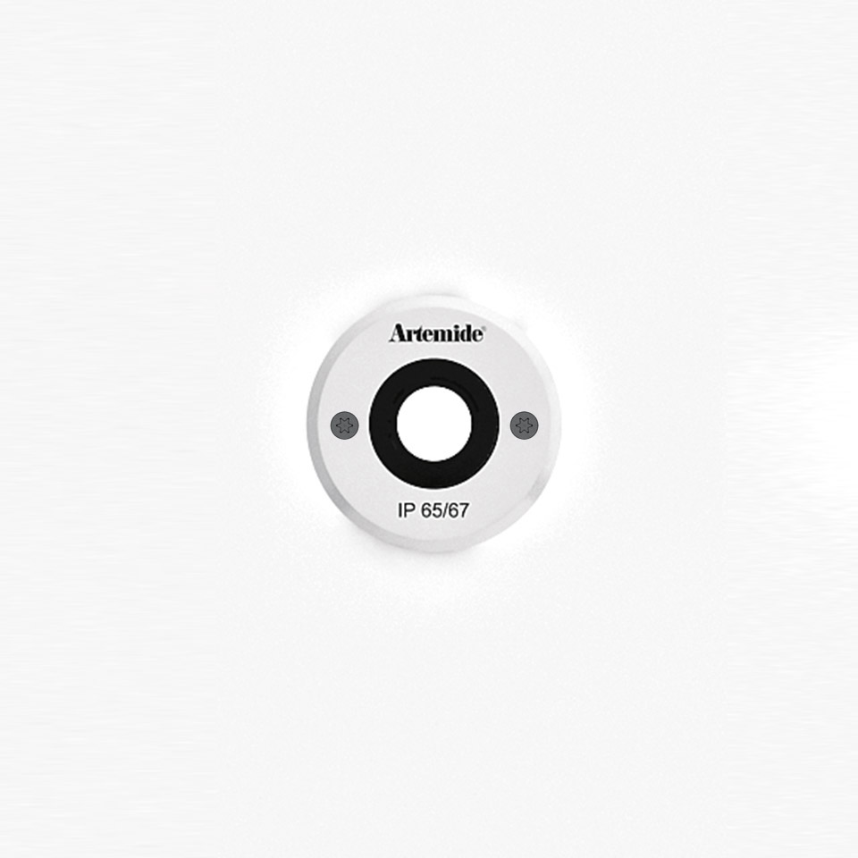 Luce da incasso calpestabile Artemide Ego 55 flat, corpo circolare bianco con lente centrale, certificazione IP65/67 per uso esterno