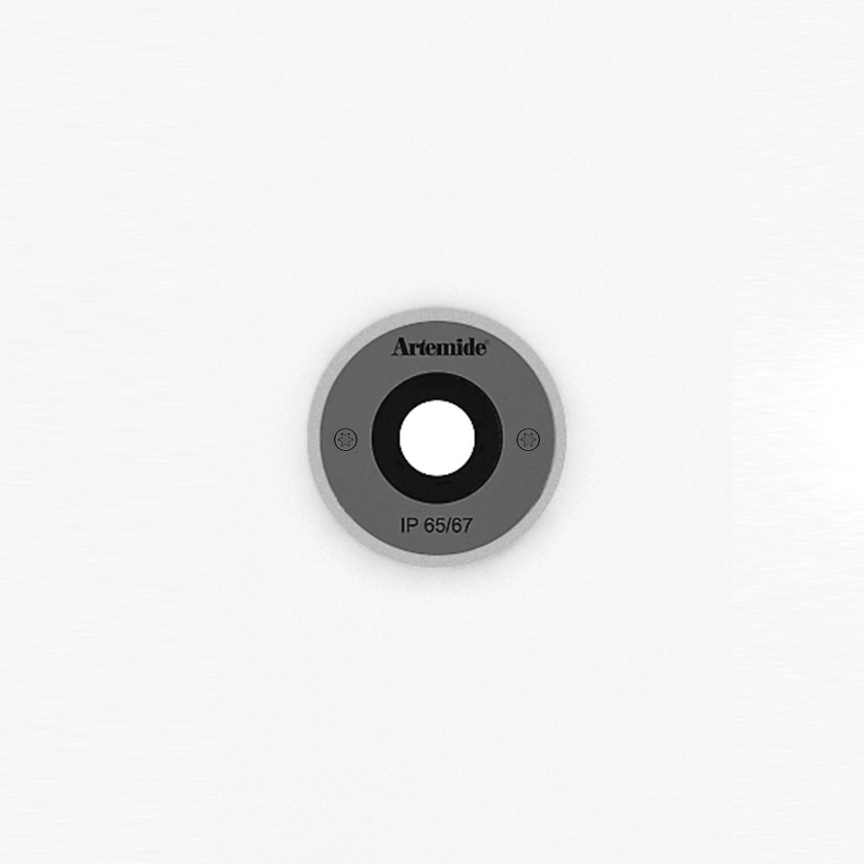 Luce da incasso calpestabile Artemide Ego 55 flat, corpo circolare grigio con lente centrale, certificazione IP65/67 per uso esterno