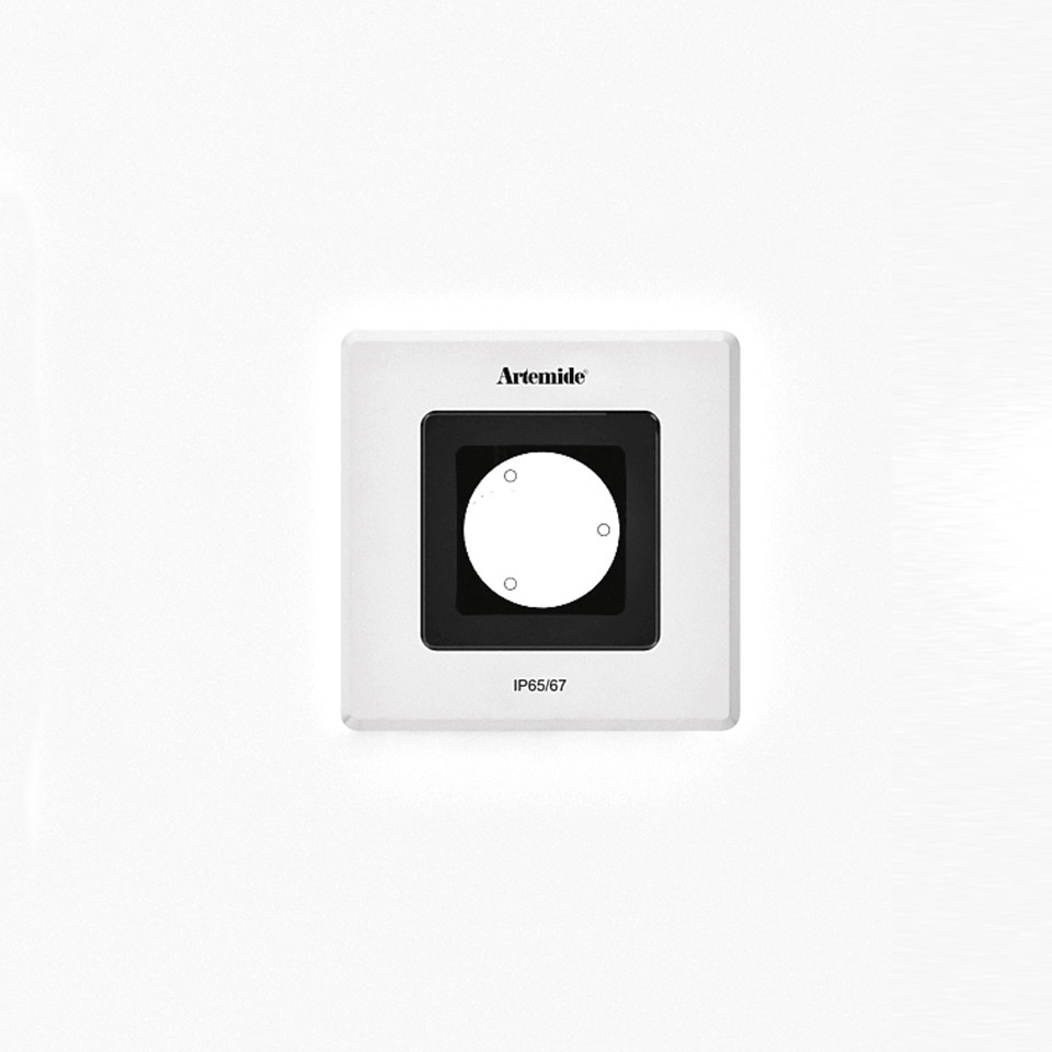 Pannello di controllo a parete Artemide Ego 90 downlight, cornice quadrata bianca con incasso circolare nero, certificazione IP65/67