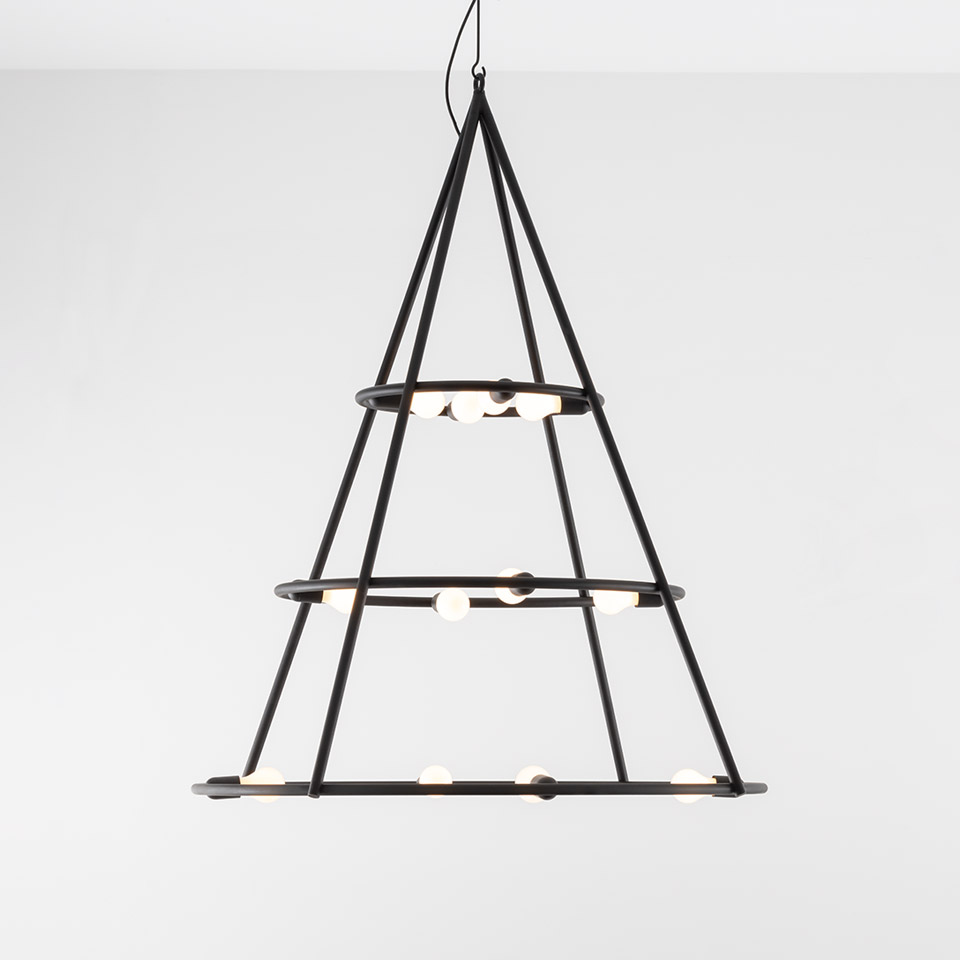Lampada a sospensione Artemide El Porís: struttura metallica nera conica con tre livelli circolari con piccole lampadine LED, appesa al soffitto