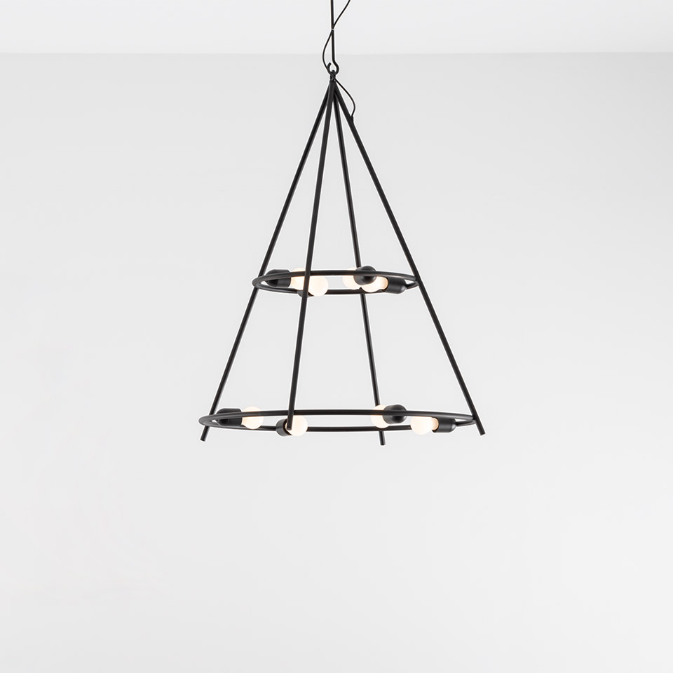 Lampada a sospensione Artemide El Porís: struttura metallica nera conica con due anelli LED circolari sospesi da sottili cavi