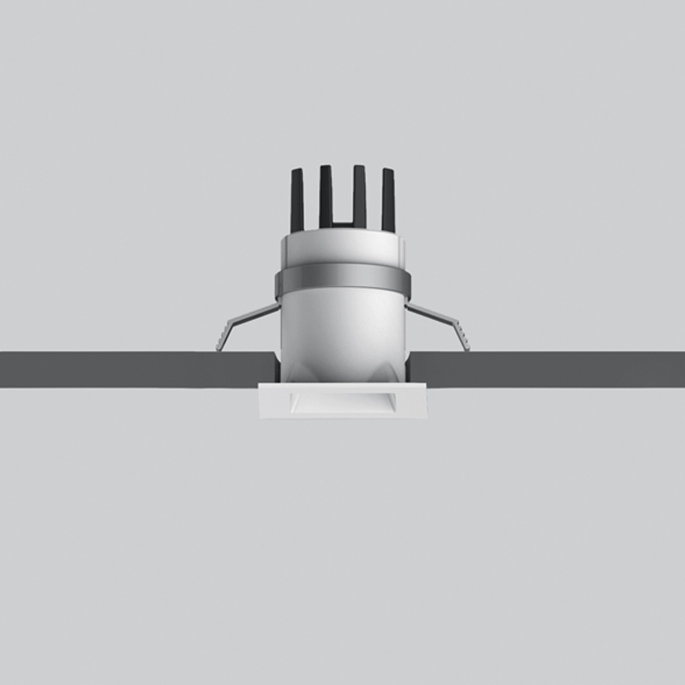 Faretto da incasso Artemide Everything 35, cornice quadrata bianca a filo soffitto, con corpo cilindrico orientabile e alette di dissipazione del calore