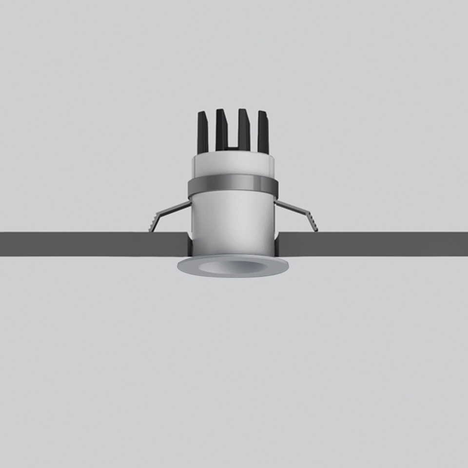 Faretto da incasso LED Artemide Everything 35, corpo rotondo bianco compatto con alette di raffreddamento, mostrato installato a soffitto