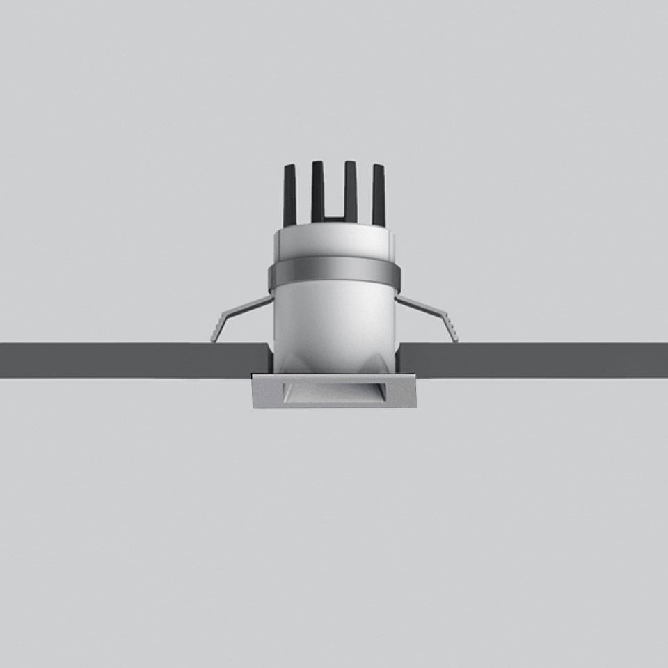 Faretto da incasso a soffitto Artemide Everything 35, cornice quadrata, finitura alluminio, mostrato con accessori di montaggio sopra il piano del soffitto